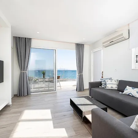 Nefeli-beachfront -apartment דירה *